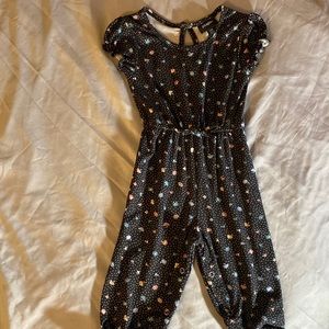 Girls 1 piece jumper with gathered waist and snaps on the legs. Like new